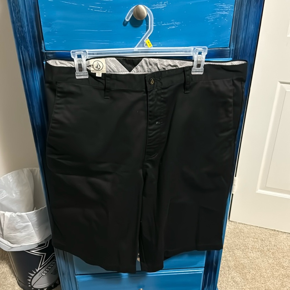 Men’s Volcom size 36 black shorts